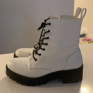 Too small. Brand new. Mazzy croco